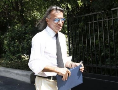 Επική φάρσα Χίου στον Ψινάκη: Παριστάνει τον αστυνομικό, μιλούν για ζώδια και «κλείνουν» με «μπινελίκια» (βίντεο)